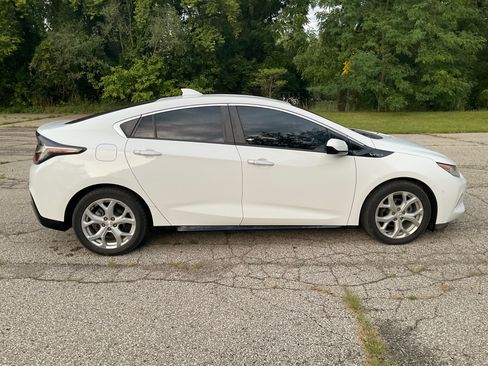 Used 2017 Chevrolet Volt Premier w/ Driver Confidence II Package FWD image 8