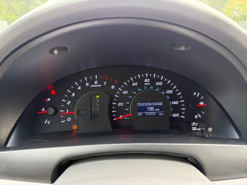 Used 2011 Toyota Camry XLE w/ SE/XLE Extra-Value Pkg FWD image 17