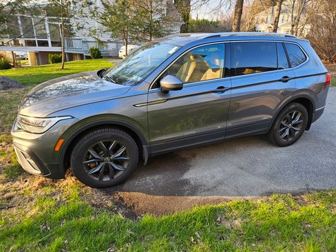 Used 2022 Volkswagen Tiguan SE image 1