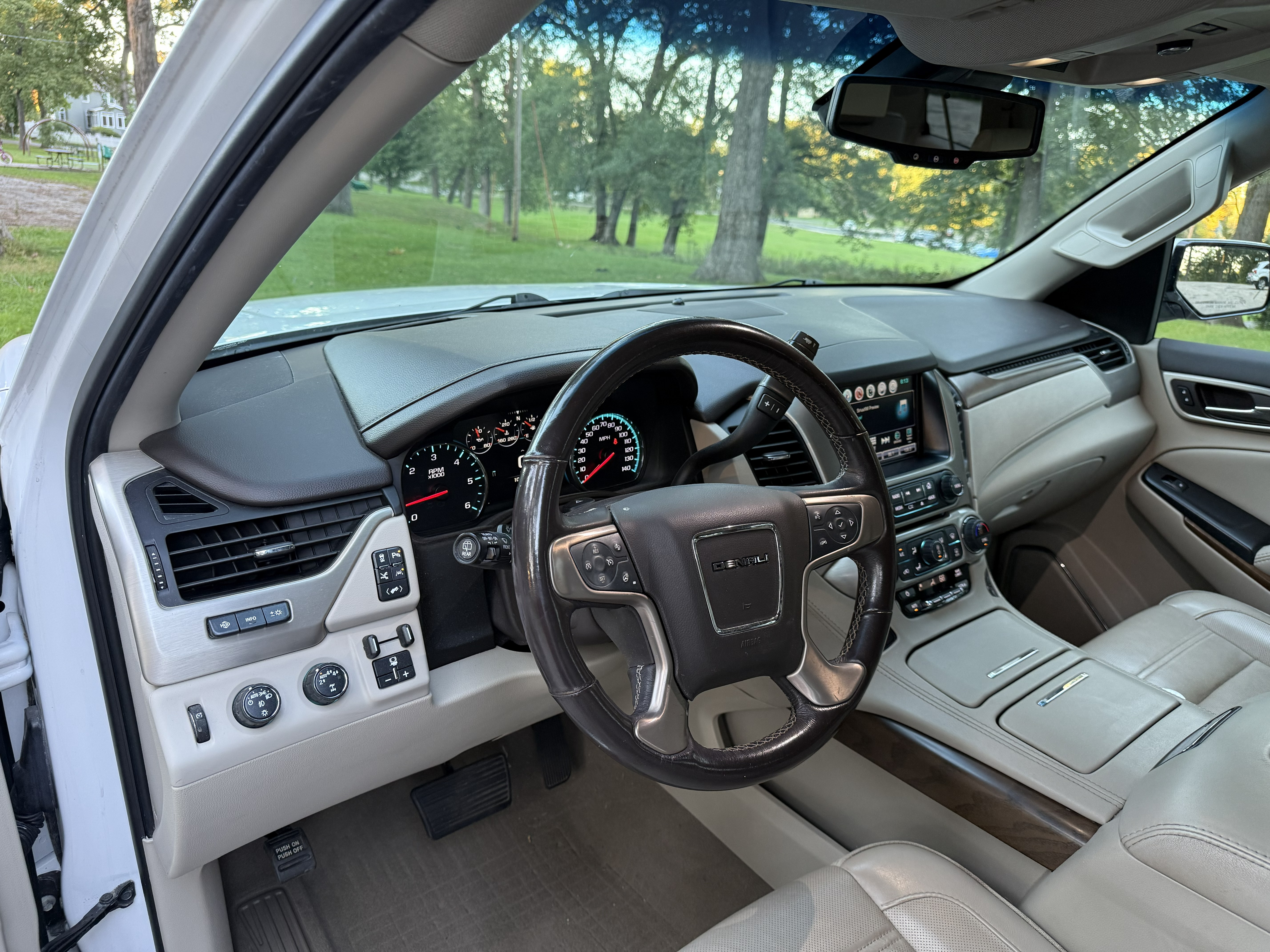 Used 2019 GMC Yukon XL Denali w/ Denali Ultimate Package AWD/4WD image 17