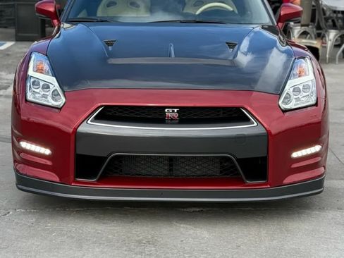 Used 2016 Nissan GT-R Premium image 2