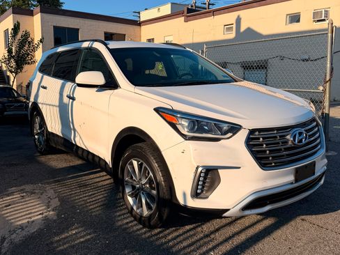 Used 2017 Hyundai Santa Fe SE FWD image 4