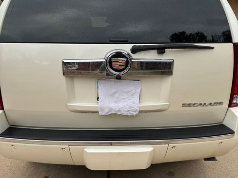 Used 2013 Cadillac Escalade Luxury AWD/4WD image 4