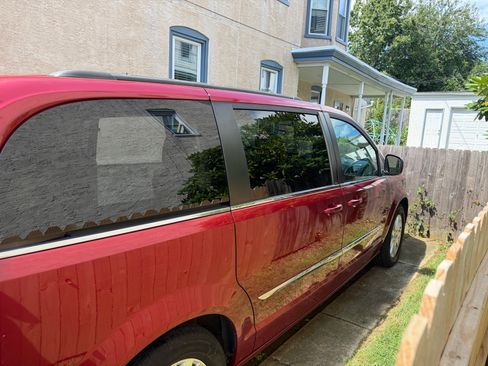 Used 2014 Chrysler Town & Country Touring FWD image 2