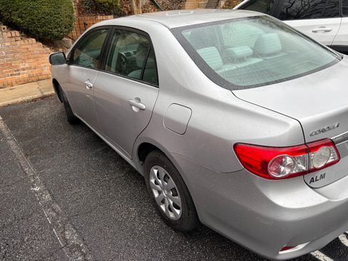 Used 2011 Toyota Corolla image 2