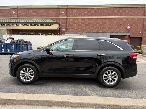 Used 2017 Kia Sorento LX Sport Utility 4D image 10