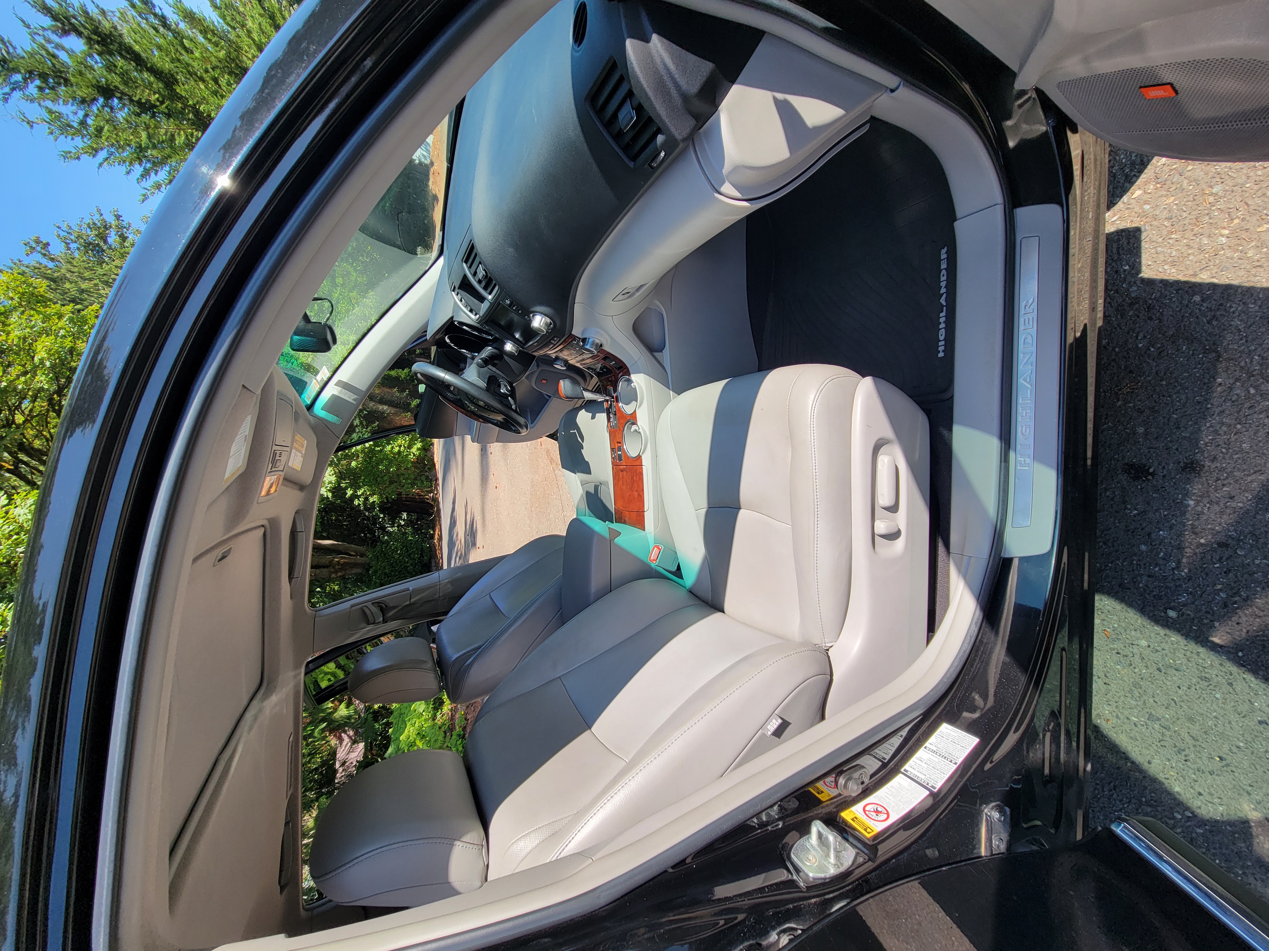 Used 2011 Toyota Highlander Limited w/ Tow Pkg AWD/4WD image 16