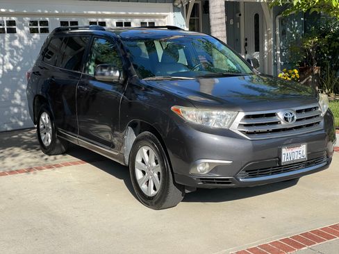 Used 2013 Toyota Highlander SE FWD image 18