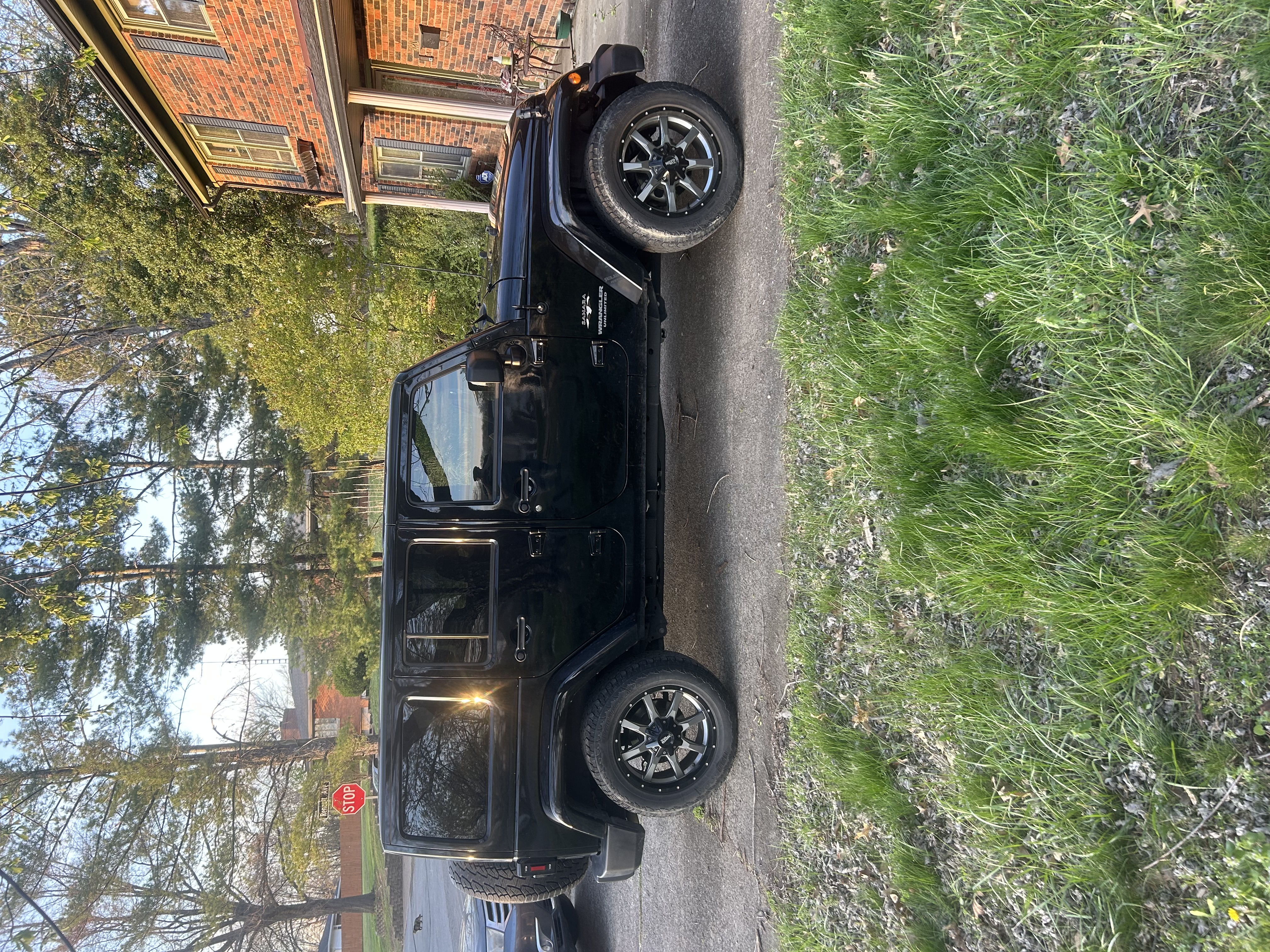 Used 2017 Jeep Wrangler Unlimited Sahara w/ Connectivity Group AWD/4WD image 5