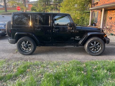 Used 2017 Jeep Wrangler Unlimited Sahara w/ Connectivity Group AWD/4WD image 5