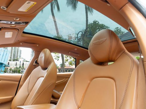 Used 2021 Aston Martin DBX AWD/4WD image 18