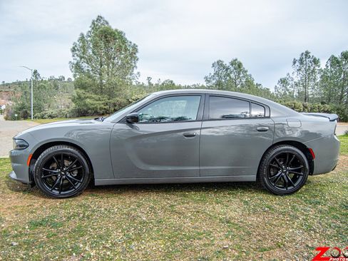 Used 2017 Dodge Charger SE w/ Blacktop Package RWD image 8