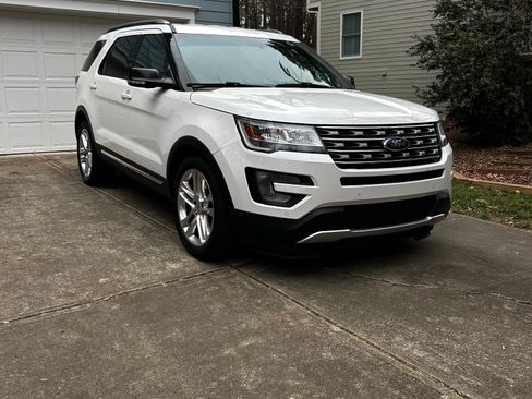 Used 2016 Ford Explorer XLT w/ Equipment Group 202A image 5