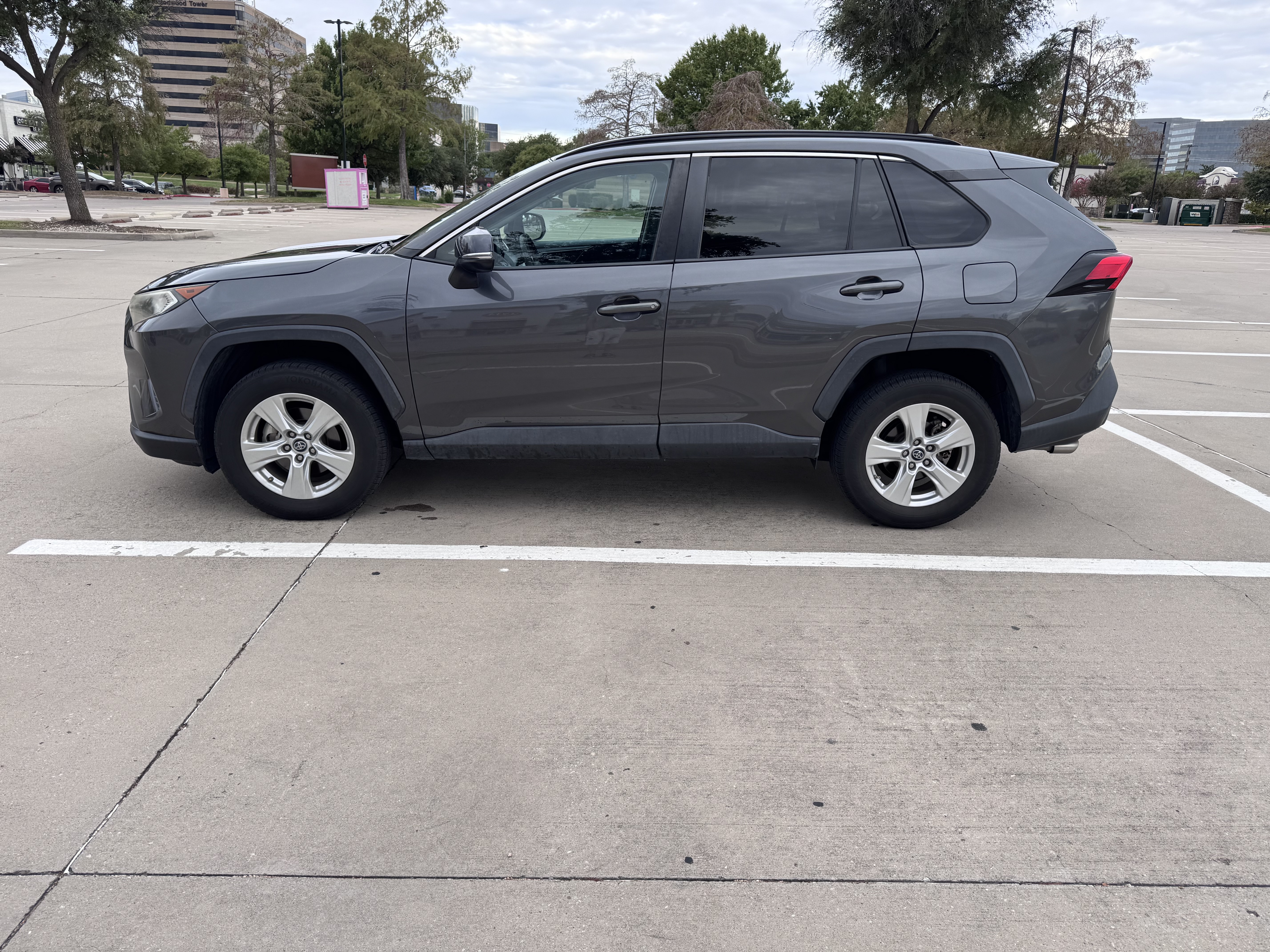 Used 2019 Toyota RAV4 XLE FWD image 5
