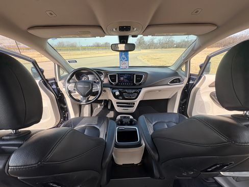 Used 2019 Chrysler Pacifica Touring-L Plus image 10
