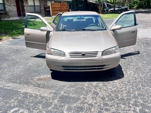 Used 1999 Toyota Camry LE w/ Value Pkg FWD image 21