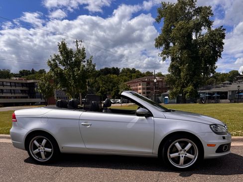 Used 2013 Volkswagen Eos Executive FWD image 2