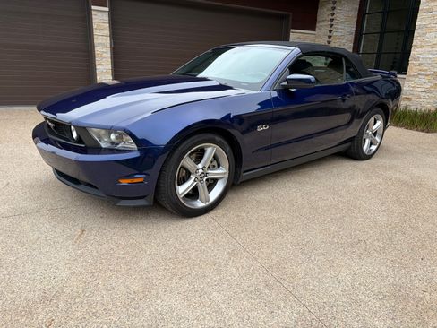 Used 2011 Ford Mustang GT Premium w/ Electronics Pkg RWD image 2