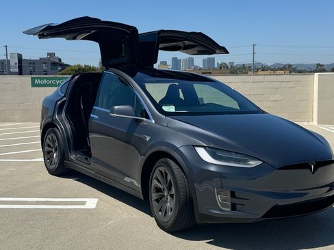 Used 2018 Tesla Model X 75D image 1