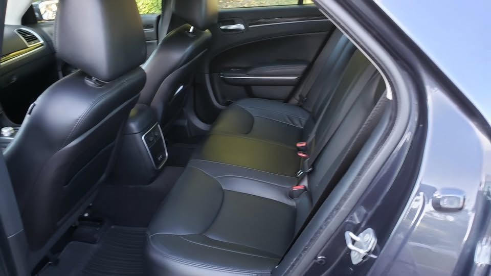 Used 2015 Chrysler 300 Limited RWD image 9