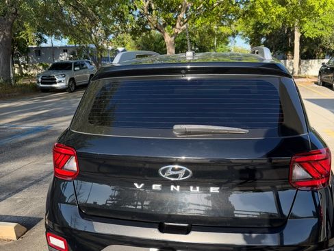 Used 2023 Hyundai Venue SEL image 15