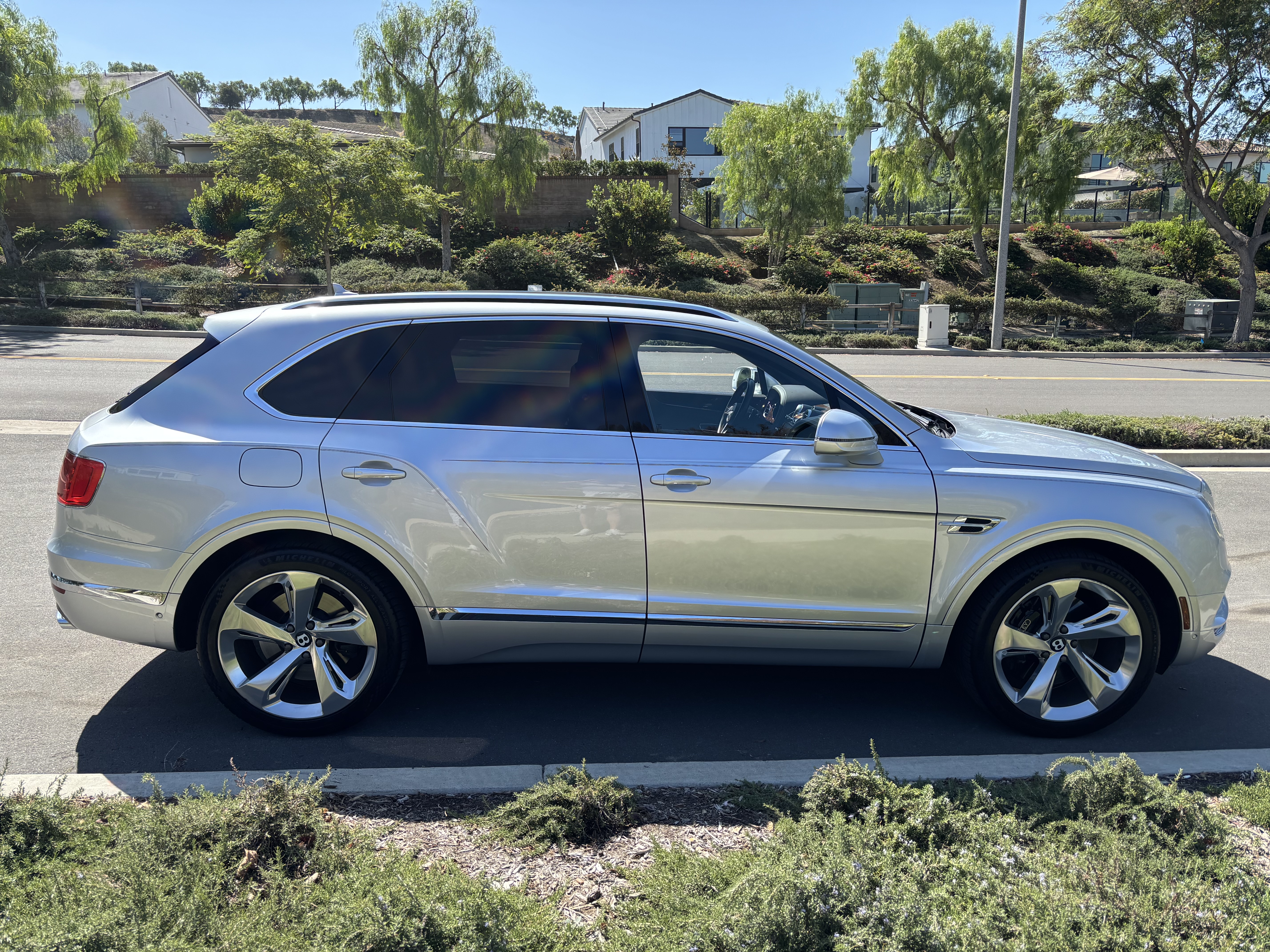 Used 2018 Bentley Bentayga AWD/4WD image 2