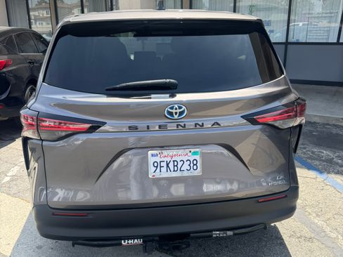 Used 2021 Toyota Sienna LE FWD image 5