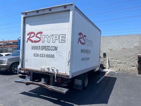 Used 2006 GMC Savana 3500 w/ Chrome Appearance Package RWD image 2