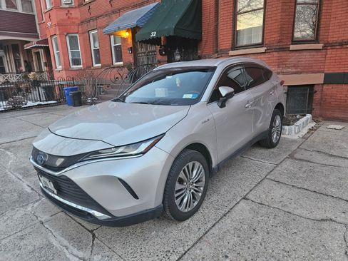 Used 2021 Toyota Venza XLE w/ Softex Package image 2