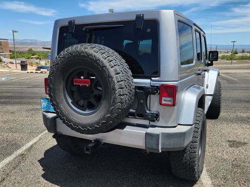 Used 2018 Jeep Wrangler Unlimited Sahara w/ Connectivity Group AWD/4WD image 10