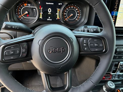 Used 2025 Jeep Wrangler Unlimited Rubicon w/ Convenience Group AWD/4WD image 11