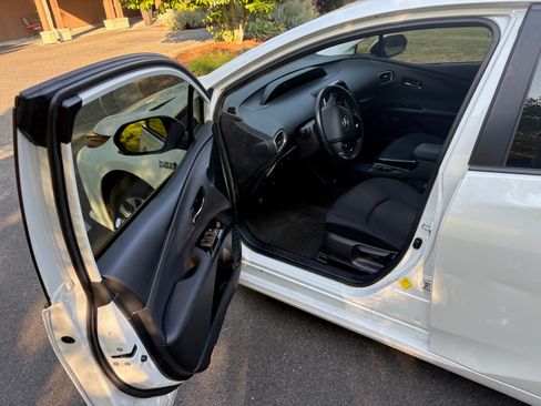 Used 2021 Toyota Prius Prime LE image 4