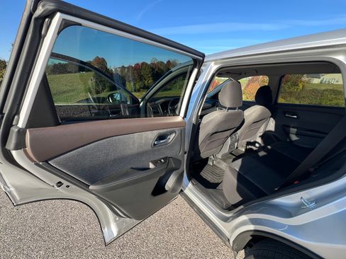 Used 2021 Nissan Rogue SV image 18