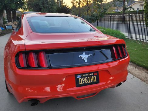 Used 2015 Ford Mustang Coupe image 4