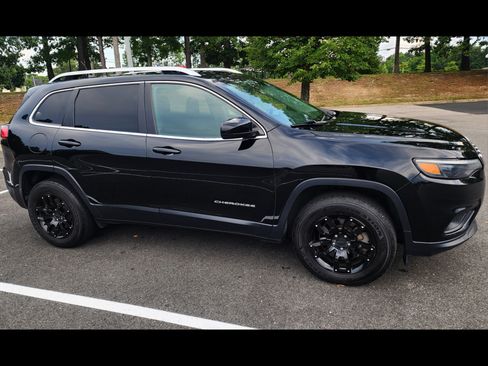 Used 2019 Jeep Cherokee Latitude w/ Cold Weather Group AWD/4WD image 1