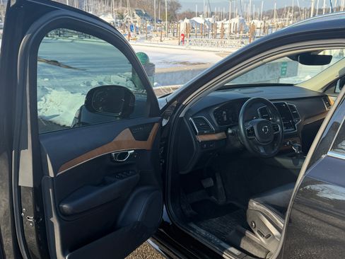 Used 2022 Volvo XC90 T6 Momentum w/ Climate Package image 8