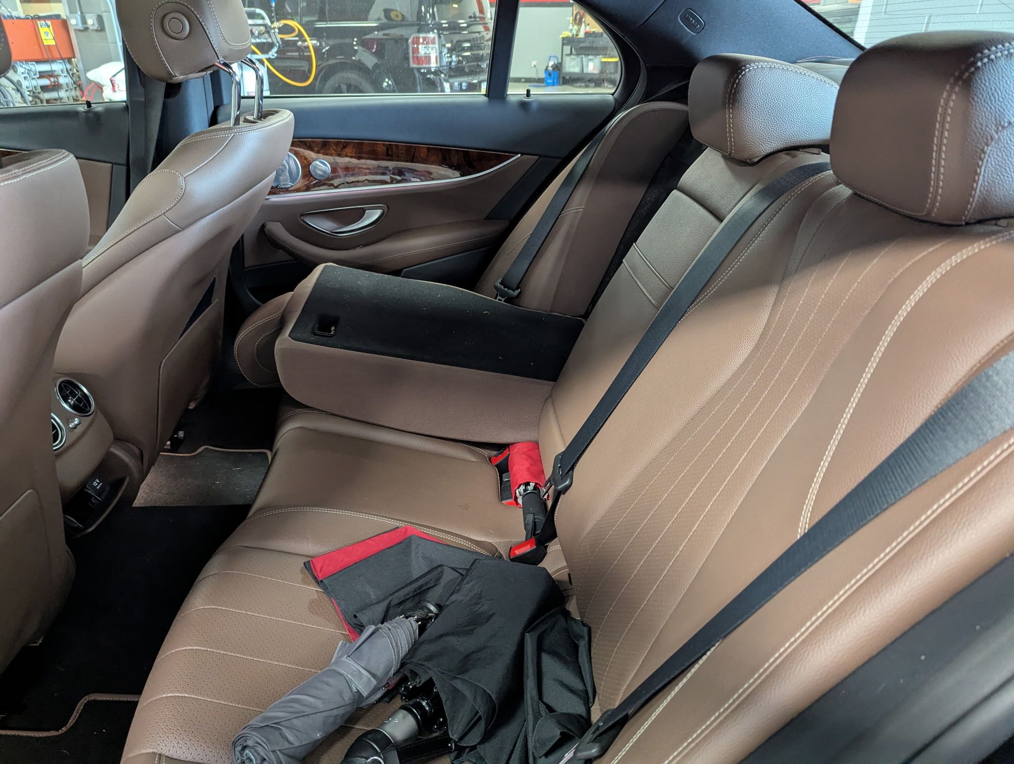 Used 2017 Mercedes-Benz E 300 4MATIC image 2