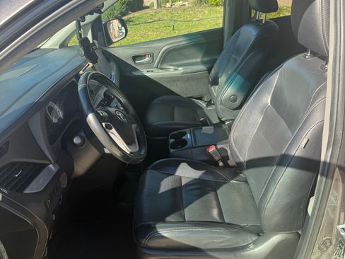 Used 2015 Toyota Sienna SE Premium image 13