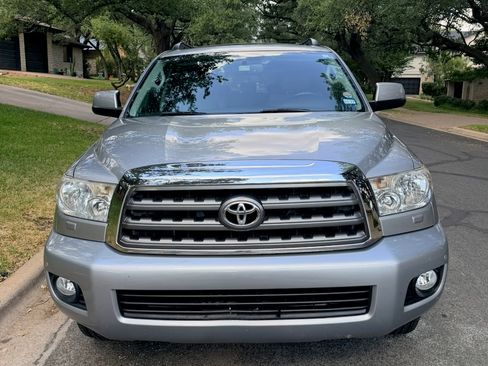 Used 2017 Toyota Sequoia SR5 w/ Premium Package RWD image 9