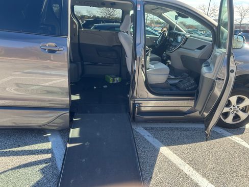 Used 2020 Toyota Sienna LE image 1