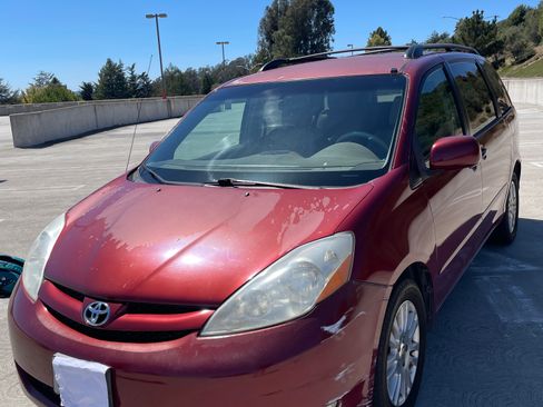 Used 2009 Toyota Sienna XLE FWD image 2