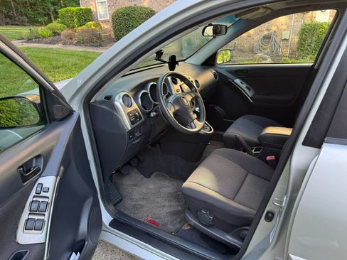 Used 2004 Pontiac Vibe GT w/ Moon And Tunes Value Package FWD image 9