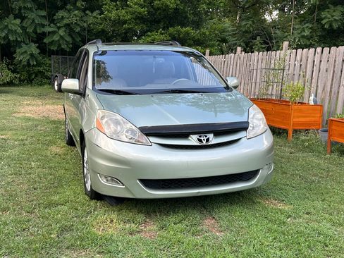 Used 2010 Toyota Sienna XLE image 1