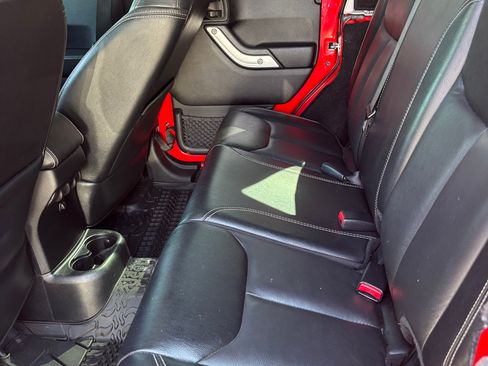Used 2016 Jeep Wrangler Unlimited Rubicon AWD/4WD image 14