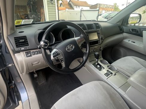 Used 2013 Toyota Highlander 4WD w/ Cold Weather Pkg image 8