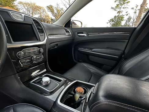 Used 2017 Chrysler 300 C w/ Safetytec Plus Group image 10