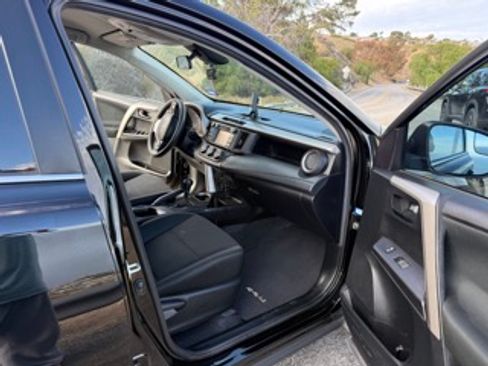 Used 2018 Toyota RAV4 LE FWD image 8