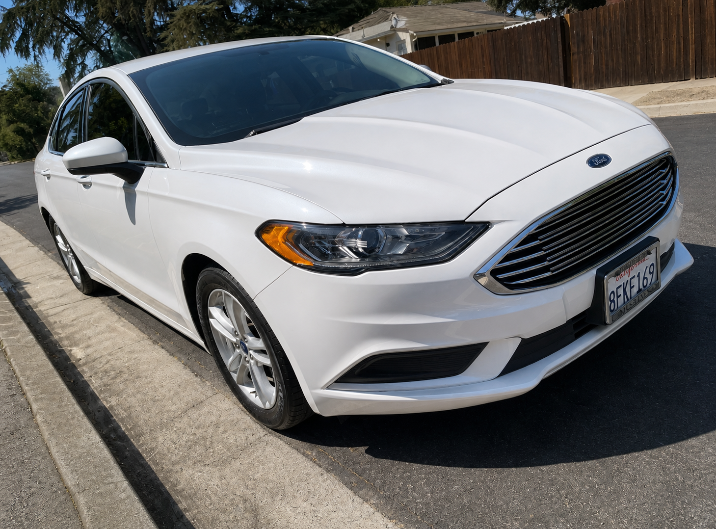 Used 2018 Ford Fusion SE w/ Fusion SE Technology Package FWD image 2