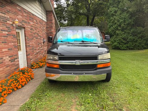 Used 2003 Chevrolet Express 1500 w/ Preferred Equipment Group 4 RWD image 2