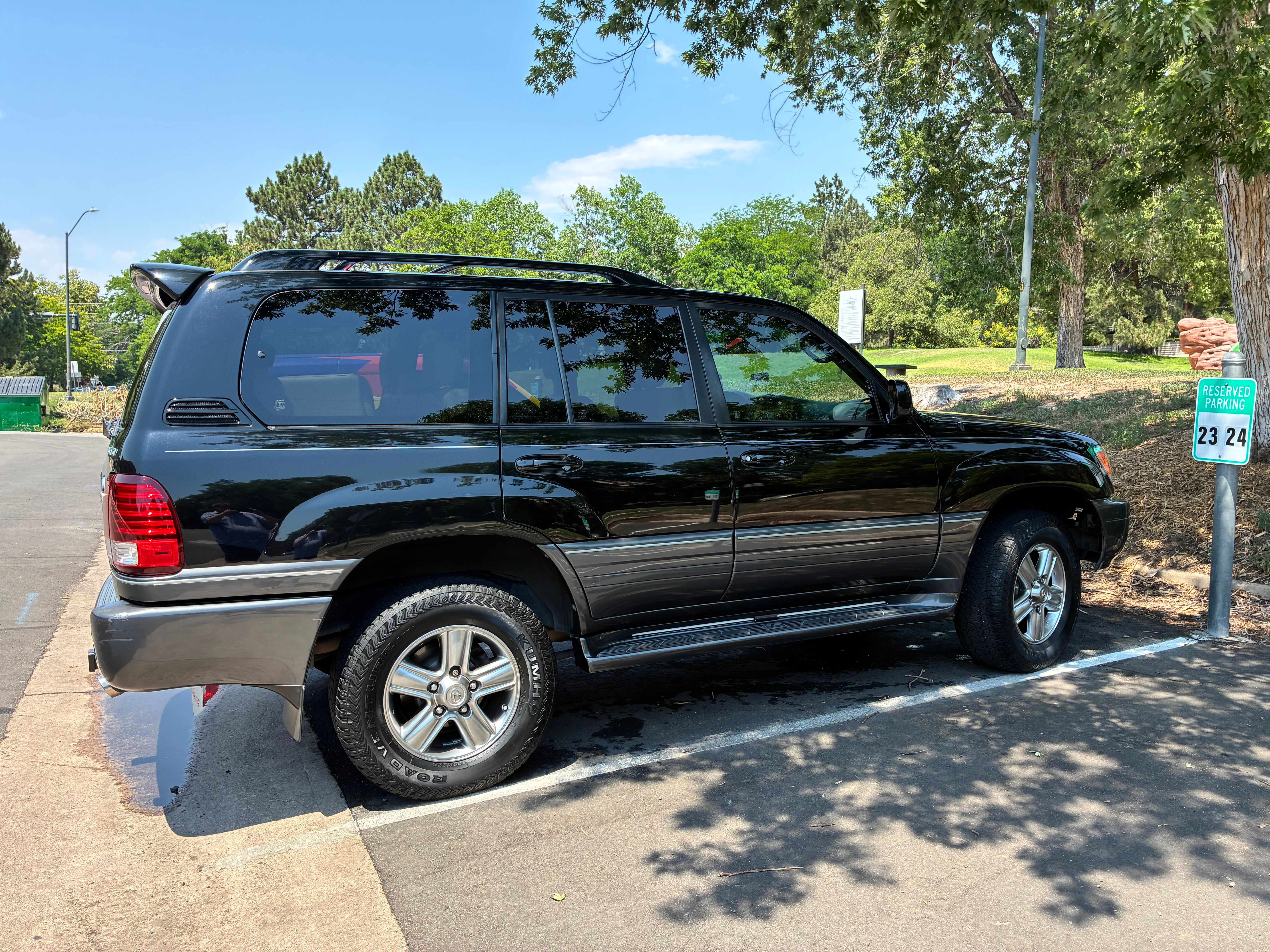 Used 2007 Lexus LX 470 4WD w/ Preferred Accessory Pkg image 2